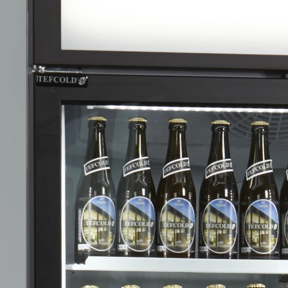 Háromajtós bemutató hűtő – 825 L – reklámfelülettel